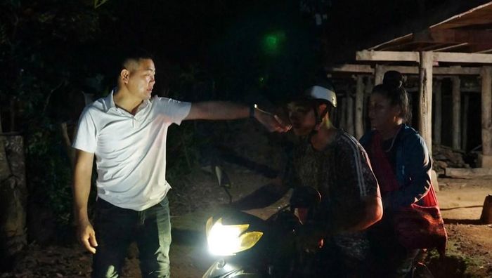 Cán bộ xã, công an, dân quân cùng các lực lượng hỗ trợ trực tiếp giúp người dân di chuyển người, tài sản và những vật dụng thiết yếu đến nơi an toàn. Công tác di dời được triển khai khẩn trương trong đêm, với yêu cầu ưu tiên cao nhất là bảo đảm an toàn tính mạng cho người dân