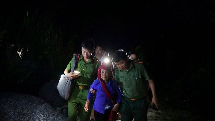 Đến 21 giờ 30 phút ngày 19.8, toàn bộ 16 hộ dân thuộc diện phải di dời đã được đưa ra khỏi khu vực nguy hiểm