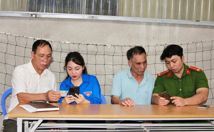 Đoàn viên, thanh niên phường Tô Hiệu hướng dẫn người dân sử dụng các tiện ích số ngay sau lễ ra mắt