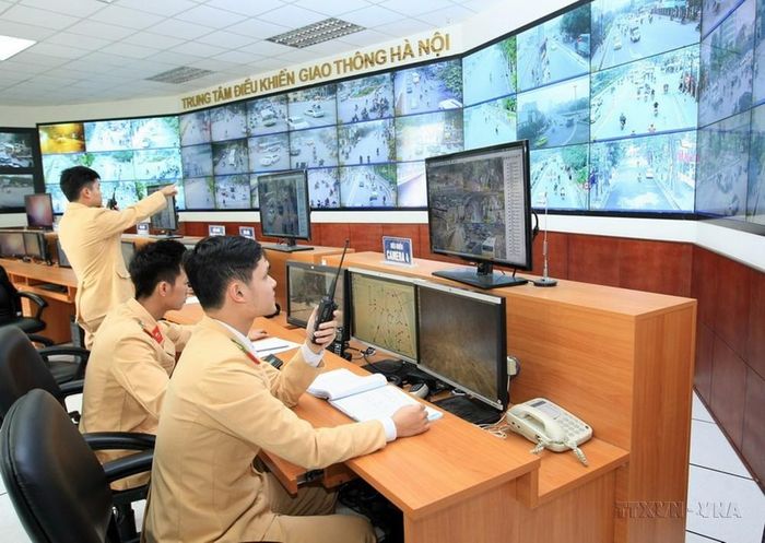 Phòng Cảnh sát giao thông Đường bộ - Đường sắt (Công an thành phố Hà Nội) triển khai hình thức phạt nguội lỗi vi phạm giao thông qua hệ thống camera giám sát trên địa bàn thành phố Hà Nội (2015). Ảnh: Doãn Tấn - TTXVN