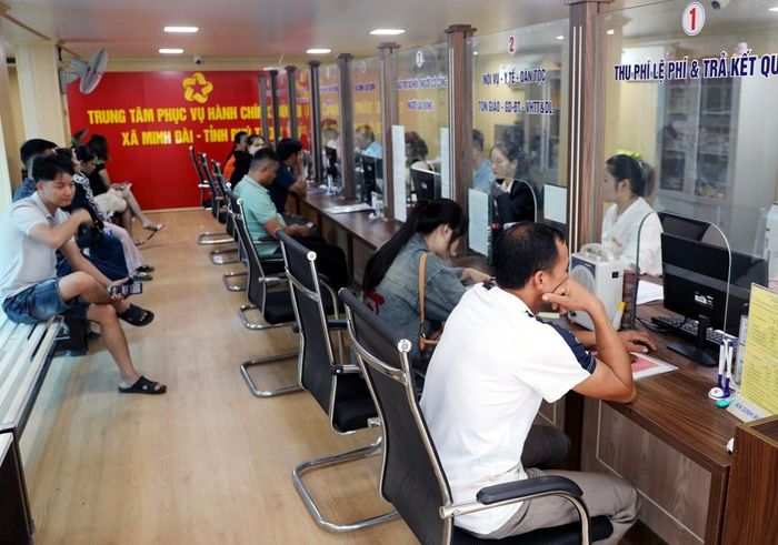 Cán bộ, công chức bộ phận Một cửa xã Minh Đài (Phú Thọ) tiếp nhận, hướng dẫn và xử lý hồ sơ hành chính cho người dân. Ảnh: Tạ Toàn/TTXVN