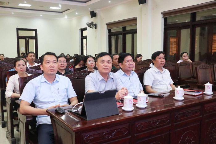 Hội nghị tập huấn kiến thức, kỹ năng số và ứng dụng nền tảng trí tuệ nhân tạo (AI) trong thực thi công vụ cho cán bộ, công chức, viên chức các cơ quan, đơn vị trên địa bàn phường Bỉm Sơn. Ảnh: Hà Nghĩa