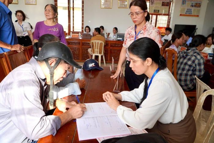 UBND phường Bỉm Sơn triển khai “Dịch vụ công lưu động” tại Nhà Văn hóa Tổ dân phố Đại Quý. Ảnh: Hải Phạm