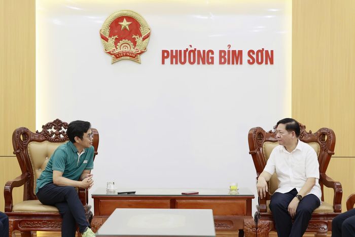 Ông Nguyễn Thanh Tùng, Phó Bí thư Đảng ủy, Chủ tịch UBND phường Bỉm Sơn tiếp phóng viên báo Thể thao và Văn hóa. Ảnh: Mộng Long