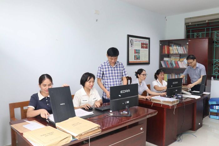 Triển khai “Chiến dịch 100 ngày thực hiện các nhiệm vụ về chuyển đổi số”, Đảng ủy phường Bỉm Sơn đã khẩn trương vào cuộc, huy động lực lượng, phương tiện, tập trung số hóa, tạo lập dữ liệu và xây dựng hồ sơ đảng viên điện tử trong toàn Đảng bộ. Ảnh: Hà Nghĩa