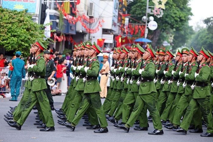 Các khối Công an nhân dân diễu qua khu vực phố Nguyễn Thái Học - Cửa Nam. Ảnh: Công Đạt - TTXVN