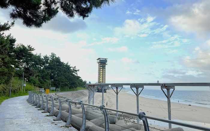 Một góc bờ biển Boryeong với tuyến đường dạo ven biển, bãi cát và hệ thống kè chắn sóng, tạo nên cảnh quan hài hòa giữa thiên nhiên và không gian đô thị. Ảnh: Nhật Hưng – Pv TTXVN tại Hàn Quốc