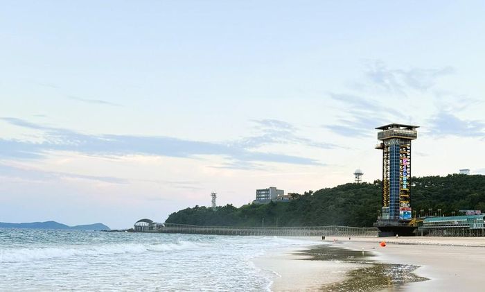 Bãi biển Daecheon trải dài dưới ánh chiều, nổi bật với những con sóng bạc đầu và tháp Sky Bike bên bờ biển Boryeong, tỉnh Chungcheongnam, Hàn Quốc. Ảnh: Nhật Hưng – Pv TTXVN tại Hàn Quốc