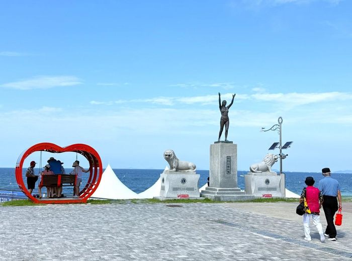 Một điểm vui chơi, chụp ảnh ven biển Boryeong với tượng trang trí hướng ra biển và khu ghế hình trái tim. Ảnh: Nhật Hưng – Pv TTXVN tại Hàn Quốc