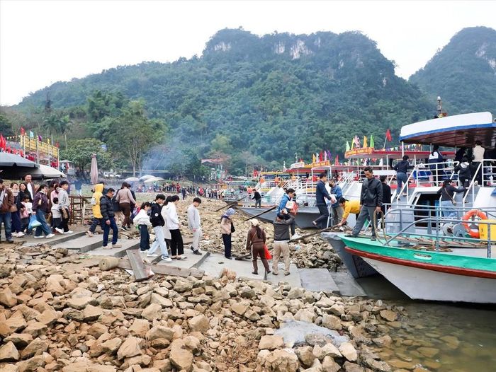 Du khách lên tàu để vãn cảnh khu vực hồ Hòa Bình, tỉnh Phú Thọ. Ảnh: Đại Lâm - TTXVN