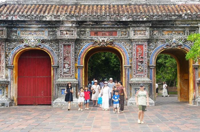 Du khách thăm quan Đại Nội, thành phố Huế trong ngày được miễn vé 19/8. Ảnh: Nguyên Lý - TTXVN