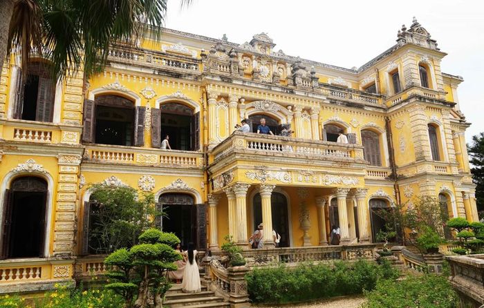 Du khách thăm quan Di tích Cung An Định, thành phố Huế trong ngày được miễn vé 19/8. Ảnh: Nguyên Lý - TTXVN