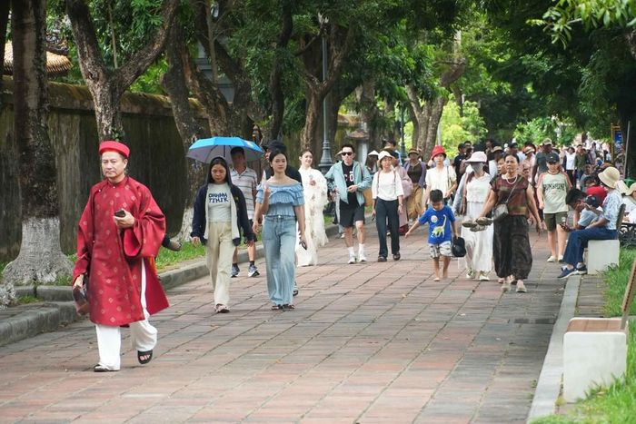 Đông đảo du khách thăm quan Đại Nội, thành phố Huế trong ngày được miễn vé 19/8. Ảnh: Nguyên Lý - TTXVN