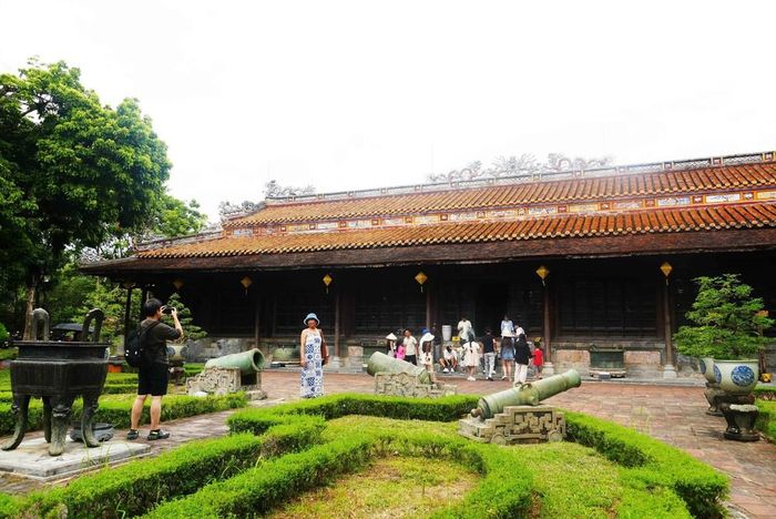 Du khách thăm quan Di tích Điện Long An, thành phố Huế trong ngày được miễn vé 19/8. Ảnh: Nguyên Lý - TTXVN
