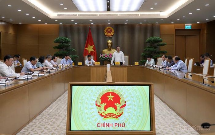 Về giá điện, hai Phó Thủ tướng thống nhất định hướng từng bước cải cách giá bán lẻ điện theo lộ trình phù hợp, đồng thời đánh giá tác động và xác định cơ chế hỗ trợ của Nhà nước đối với những đối tượng, khu vực cần bảo đảm an sinh xã hội - Ảnh: chinhphu.vn/Phương Nguyên