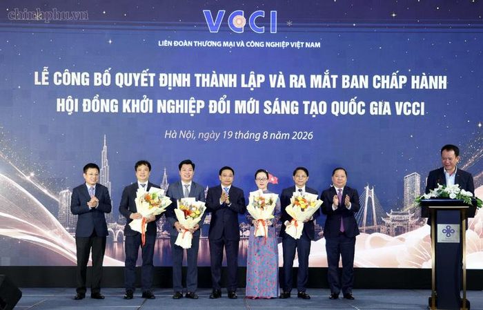 Phó Thủ tướng Nguyễn Văn Thắng chúc mừng Ban Chấp hành Hội đồng - Ảnh: chinhphu.vn/Đức Tuân