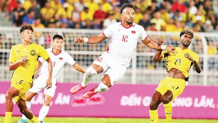 Pha đánh đầu thành bàn của Xuân Son trong trận bán kết lượt đi Việt Nam thắng Malaysia 2-0.