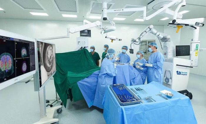 Bệnh viện đa khoa Tâm Anh Thành phố Hồ Chí Minh đầu tư, ứng dụng Robot AI Modus V Synaptive thực hiện thành công số ca phẫu thuật não và tủy sống nhiều nhất Việt Nam và châu Á giai đoạn 2023-2025.