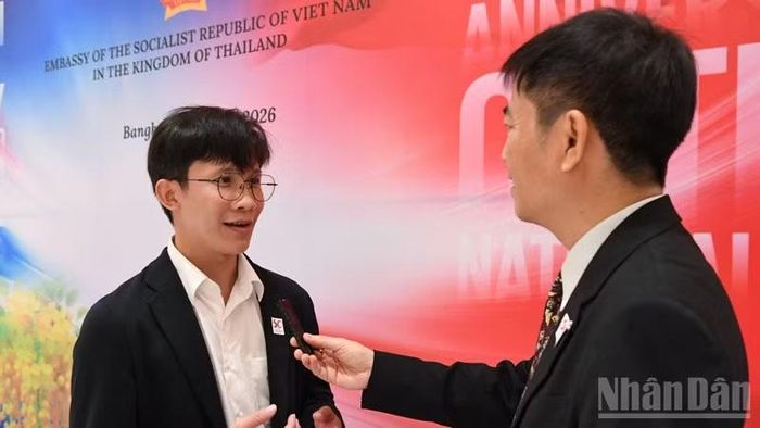 Phó Chủ tịch Hội Sinh viên Việt Nam tại Thái Lan Ngô Văn Tài trả lời phỏng vấn phóng viên Báo Nhân Dân thường trú tại Thái Lan. (Ảnh: MINH THẮNG)