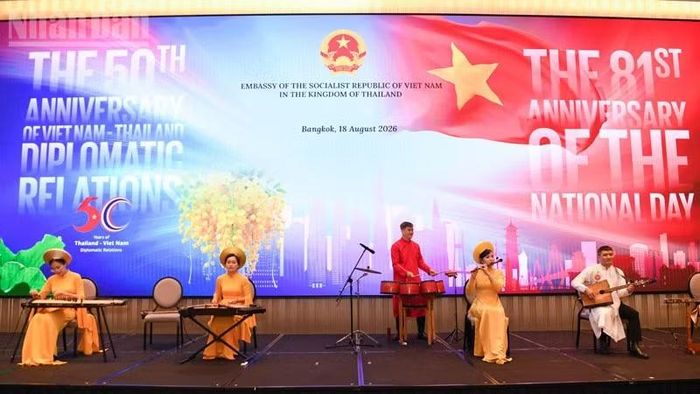 Các tiết mục âm nhạc truyền thống ca ngợi đất nước và con người Việt Nam. (Ảnh: XUÂN SƠN)