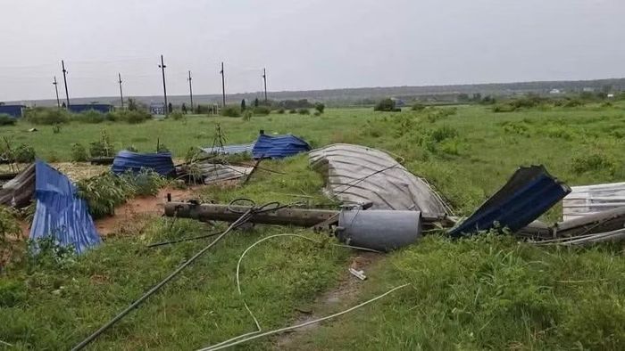 Nhiều mái tôn trên địa bàn xã Hàm Thuận Nam bị thổi bay. (Ảnh: Hà Trâm)
