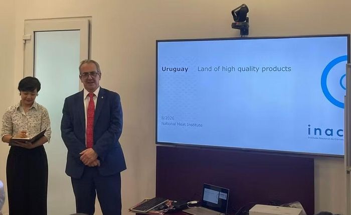Ông Gastón Escayola, Chủ tịch Viện Thịt quốc gia Uruguay (INAC), giới thiệu với các doanh nghiệp Việt Nam những ưu điểm vượt trội của thịt bò Uruguay. (Ảnh: KHẮC KIÊN)