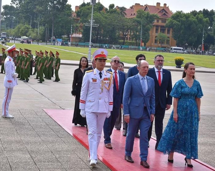 Thứ trưởng Ngoại giao Uruguay Valeria Csukasi, Thứ trưởng Chăn nuôi, Nông nghiệp và Thủy sản Uruguay Matías Carámbula, Đại sứ Uruguay tại Việt Nam Raul Pollak Giamprieto và đoàn công tác vào Lăng viếng Chủ tịch Hồ Chí Minh. (Ảnh: Đại sứ quán Uruguay tại Việt Nam)