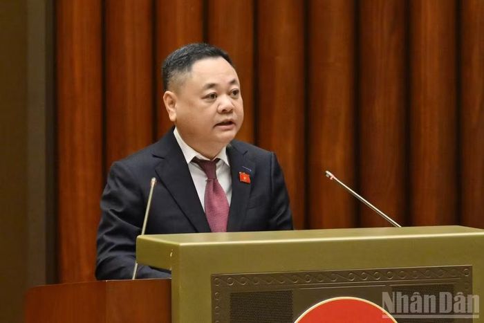 Phó Chủ nhiệm Ủy ban Kinh tế và Tài chính Nguyễn Ngọc Bảo trình bày báo cáo ý kiến về định hướng xây dựng Luật. (Ảnh: THỦY NGUYÊN)
