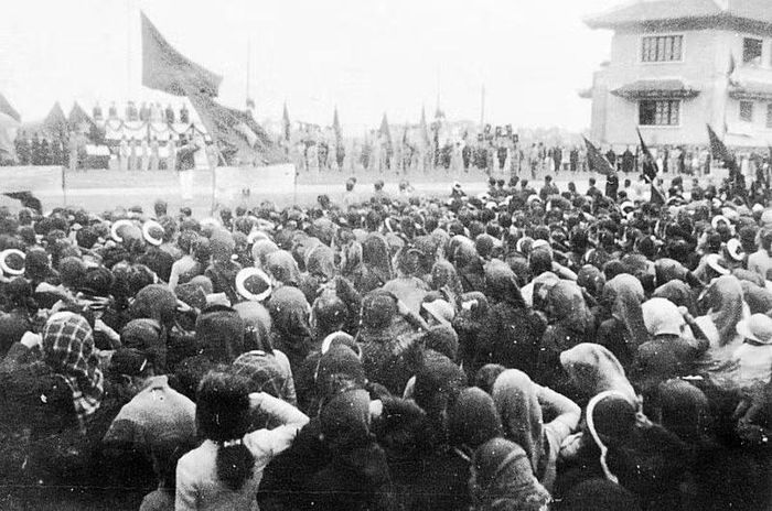 Tháng 1/1946, Chính phủ quyết định tổ chức Tổng tuyển cử để bầu Quốc hội, xây dựng Hiến pháp và lập Chính phủ chính thức. Trong ảnh: Ngày 12/1/1946, hàng vạn nhân dân Thủ đô mít-tinh tại khu học xá Trung ương (nay là Đại học Bách khoa Hà Nội) chào mừng Chủ tịch Hồ Chí Minh và các đại biểu vừa trúng cử vào Quốc hội Khóa I. (Ảnh: Tư liệu TTXVN)