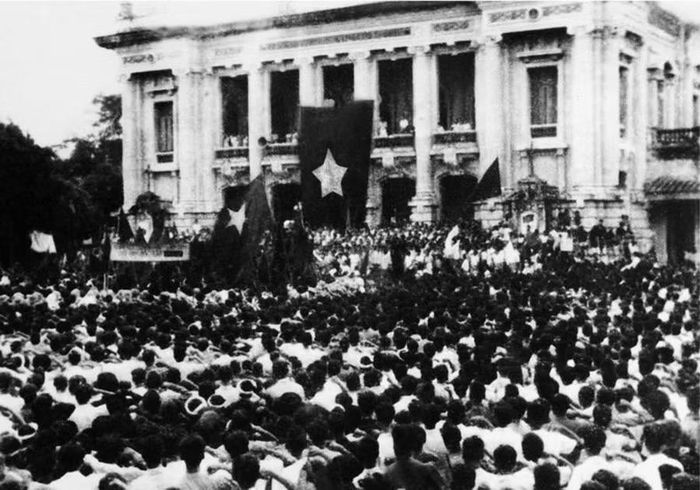 Ngày 19/8/1945, hàng chục vạn người dân ở Hà Nội và các tỉnh lân cận theo các ngả đường kéo về quảng trường Nhà hát Lớn Hà Nội dự cuộc mít-tinh lớn chưa từng có của quần chúng cách mạng, hưởng ứng cuộc Tổng khởi nghĩa giành chính quyền. (Ảnh: Tư liệu TTXVN)
