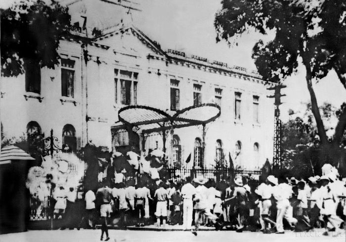 Quần chúng cách mạng và tự vệ chiếm Phủ Khâm sai (Bắc Bộ phủ), ngày 19/8/1945. Cách mạng Tháng Tám thành công tại Hà Nội. (Ảnh: Tư liệu TTXVN)