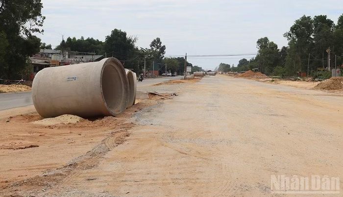 Tuyến đường Trì Bình-vòng xoay Thiên Đàng rất ít phương tiện, thiết bị và nhân công trên công trường.