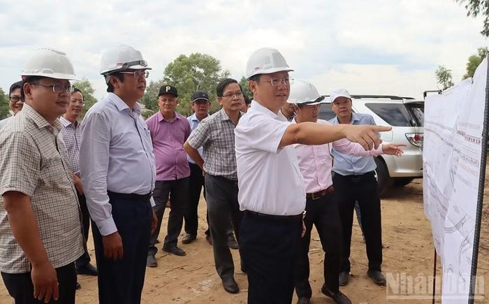 Phó Chủ tịch Ủy ban nhân dân tỉnh Quảng Ngãi Nguyễn Công Hoàng kiểm tra hiện trường các tuyến thuộc dự án nâng cấp, mở rộng hệ thống hạ tầng giao thông trên địa bàn Khu kinh tế Dung Quất.