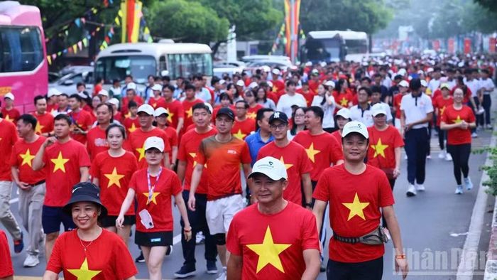 Cán bộ và người dân Đồng Nai hưởng ứng tham gia chương trình đi bộ "Cùng Việt Nam tiến bước" năm 2025.