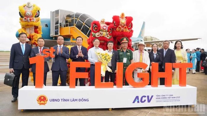 Ủy ban nhân dân tỉnh Lâm Đồng phối hợp Tổng công ty Cảng hàng không Việt Nam (ACV) tổ chức chương trình chào đón chuyến bay đầu tiên. (Ảnh: MAI VĂN BẢO)
