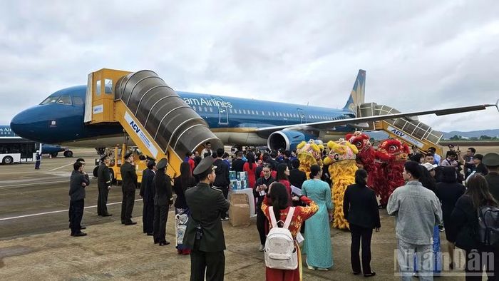 Chuyến bay đầu tiên đến sân bay Liên Khương sau thời gian sửa chữa, nâng cấp. (Ảnh: MAI VĂN BẢO)