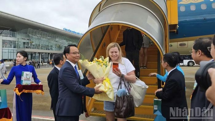 Lãnh đạo tỉnh Lâm Đồng tặng hoa cho du khách. (Ảnh: MAI VĂN BẢO)
