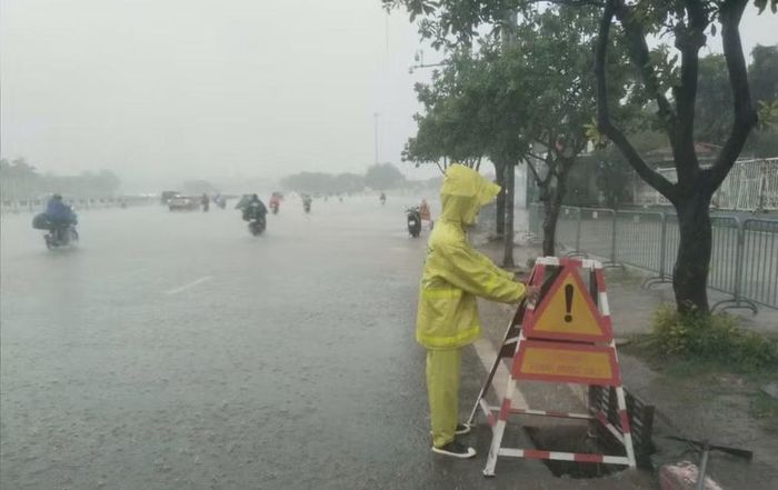 Cán bộ Xí nghiệp thoát nước số 2 ứng trực tại khu vực sân vận động Mỹ Đình. (Ảnh: Đơn vị cung cấp)﻿
