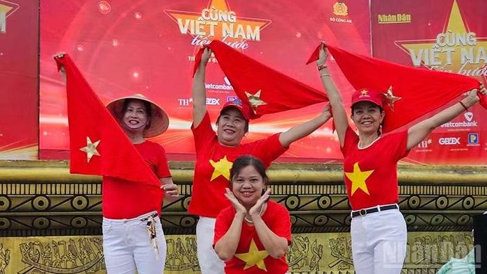 Bay lên cùng quê hương, đất nước. (Ảnh: Mai Luận)