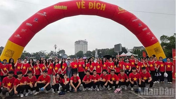 Mỗi bước chân đi bộ cán đích, thiết thực góp phần hiện thực hóa mục tiêu giảm phát thải. (Ảnh: Mai Luận)