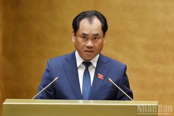 Thừa ủy quyền của Thủ tướng, Bộ trưởng Nông nghiệp và Môi trường Trịnh Việt Hùng trình bày Tờ trình. (Ảnh: THỦY NGUYÊN)