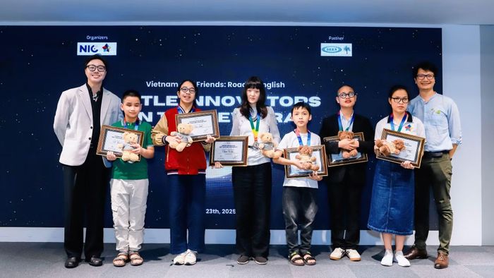 Phó Bí thư Đoàn Thanh niên Cộng sản Hồ Chí Minh NIC Lê Công Thành (ngoài cùng bên trái ảnh) cùng Ban tổ chức và các thí sinh trong một chương trình về AI cho học sinh. (Ảnh: NIC)