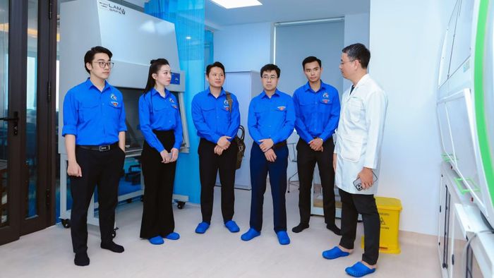 Cán bộ, đoàn viên thanh niên Chính phủ, Bộ Tài chính và NIC nghe giới thiệu về công nghệ mới. (Ảnh: NIC)