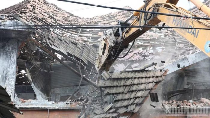 Máy xúc phá dỡ mái ngói của đoạn 2 lồng chợ Biên Hòa.