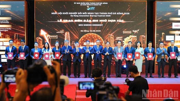 Lễ trao biên bản ghi nhớ hợp tác tại SURF 2026. (Ảnh: Công Vinh)