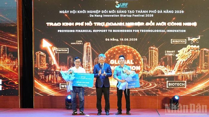 Phó Chủ tịch Ủy ban nhân dân thành phố Đà Nẵng Hồ Quang Bửu trao kinh phí hỗ trợ doanh nghiệp đổi mới công nghệ. (Ảnh: Công Vinh)