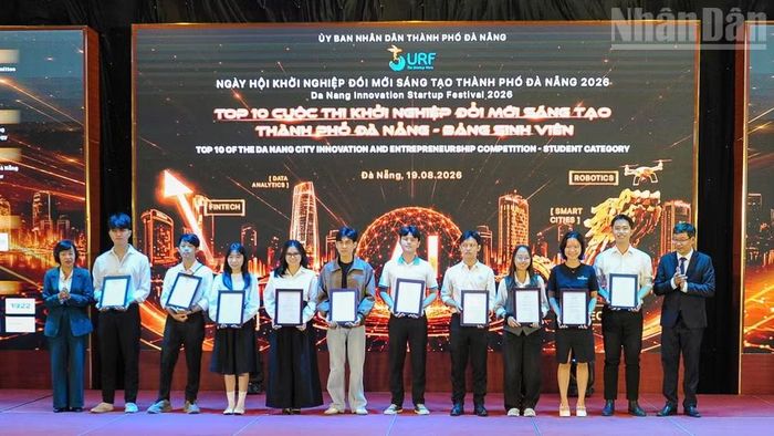 Ban tổ chức SURF 2026 trao giải cho top 10 cuộc thi khởi nghiệp đổi mới sáng tạo thành phố Đà Nẵng - Bảng sinh viên. (Ảnh: Công Vinh)