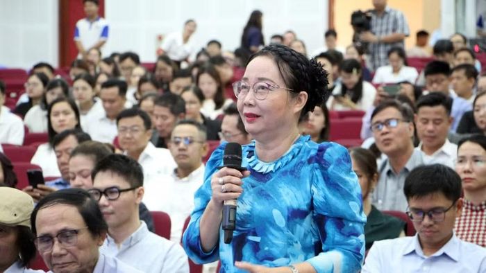 Bà Huỳnh Ngọc Vân, Giám đốc Bảo tàng Áo Dài đề nghị dự thảo Luật quan tâm đầy đủ hơn đến vai trò của hệ thống bảo tàng trong phát triển công nghiệp văn hóa. (Ảnh: NHẬT NAM)