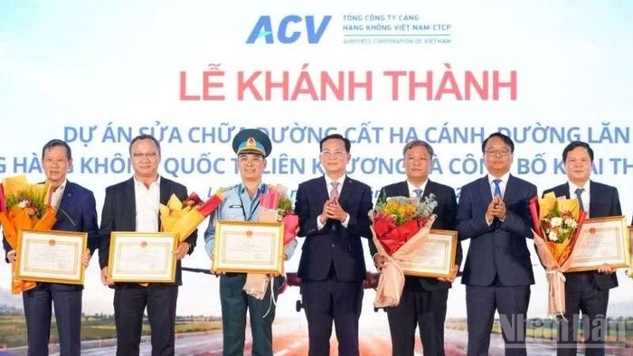 Ông Hồ Văn Mười, Ủy viên Ban Chấp hành Trung ương Đảng, Phó Bí thư Tỉnh ủy, Chủ tịch Ủy ban nhân dân tỉnh Lâm Đồng (ở giữa), trao Bằng khen cho các đơn vị có đóng góp tích cực trong việc khôi phục hoạt động khai thác tại Cảng hàng không Liên Khương. (Ảnh: BẢO VY)