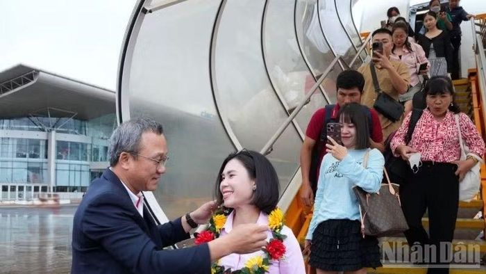 Ông Khuất Việt Hùng, Phó Chủ tịch Hội đồng quản trị Vietjet chào đón những hành khách đầu tiên trên chuyến bay từ Hà Nội đến Đà Lạt. (Ảnh: Quang Hưng)